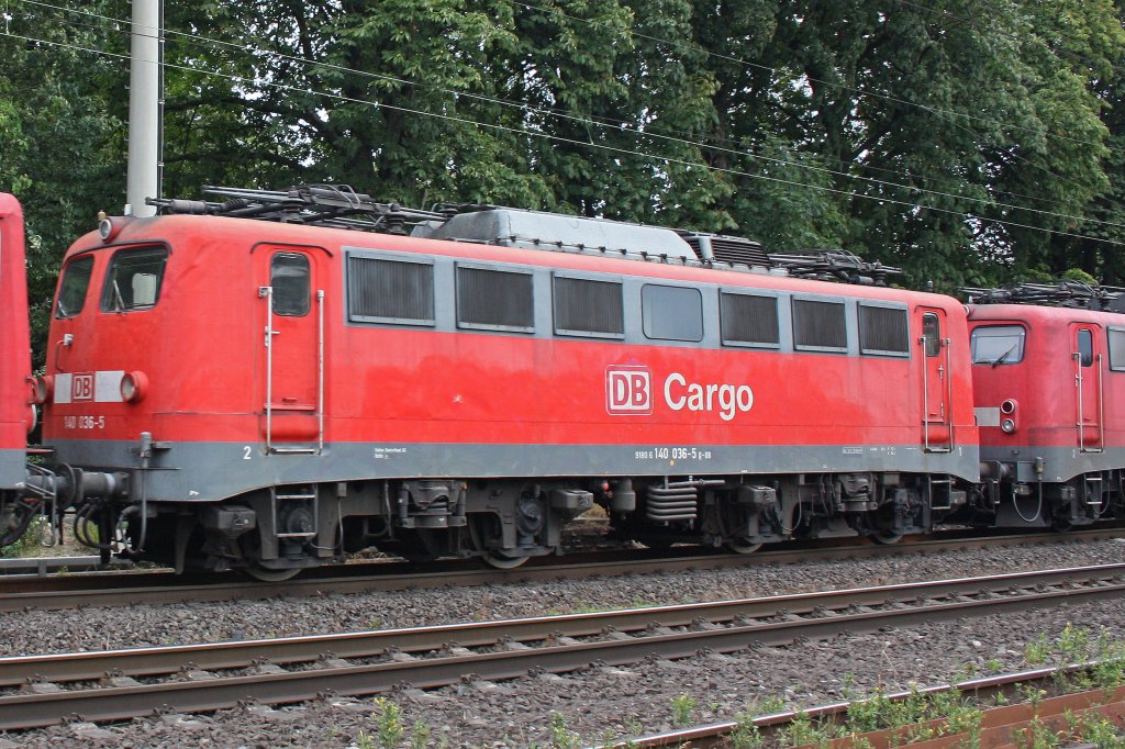 In mitten des Lokzuges hing die schne 140 036.