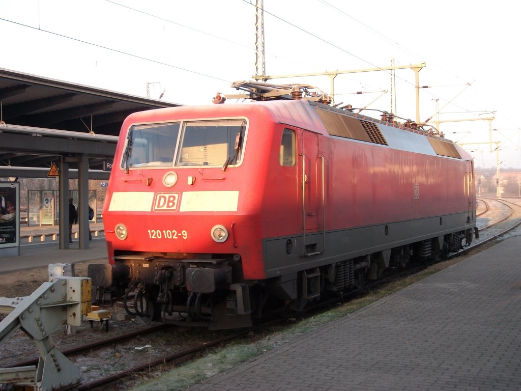 In der Morgensonne stand am 29.Januar 2011:120 102 auf Gleis 13 in Rostock Hbf.