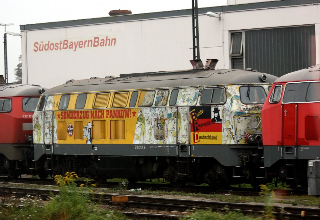 In Mhldorf (Oberbay) ist abgestellt die 218 212-9  Sonderzug nach Pankow . (06.11.09)