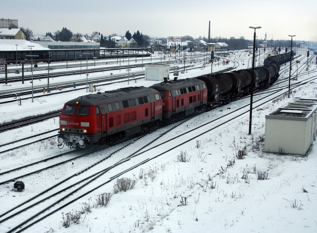 In Mhldorf (Oberbay) erwischte ich diese 2 225er auf dem Weg Richtung Alttting. Das Bild entstand auf der Brcke in Mhldorf am 03.01.11