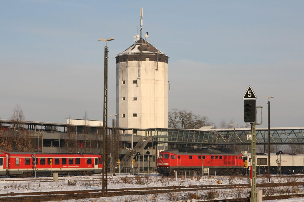 In Mhldorf steht am 07.12.10 als einzige Ludmilla 233 176-7 neben ihr zwei Vertreterinnen der BR 247. Im Hintergrund der Wasserturm.