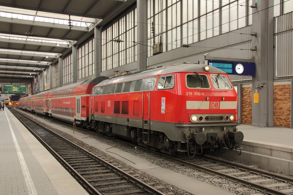 In Mnchen Hbf auf Gleis 11 wartet 218 356-4 mit ihren Doppelstockwagen auf die Ausfahrt. Fotografiert am 16.03.2011. 