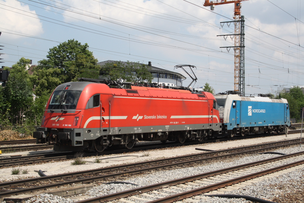 In Mnchen Pasing konnte ich am 05.06.2012 die Slowenische 541 106-5 mit der Italienischen Nord Cargo E483 105NC fotografieren.