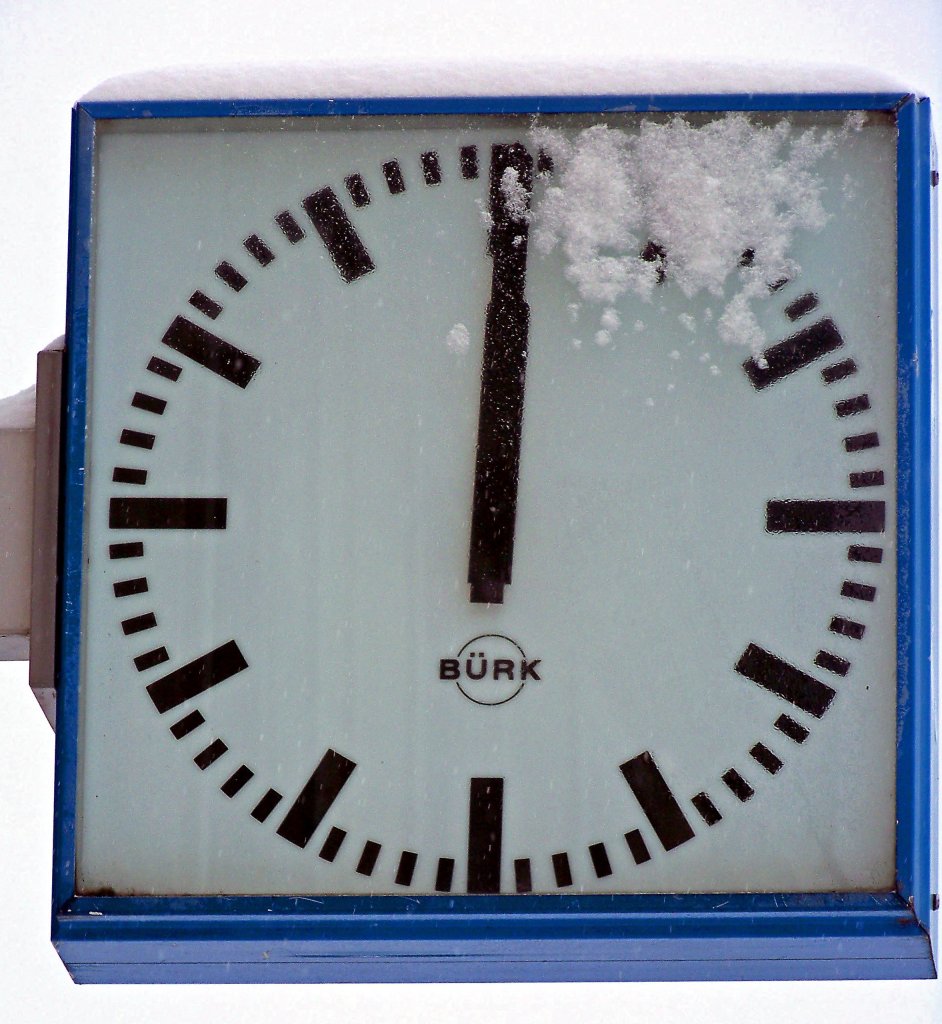 In der Nacht vom 26. auf 27.1.010 fiel die Temperatur auf unter -20C - Das hat die Mechanik der Klingenthaler Bhfs.-Uhr nicht verkraftet. Die eine Hlfte steht auf kurz vor 4 Uhr, die zu sehende auf 12:00. Die Aufnahme entstand am 29.1.010, 10:40.