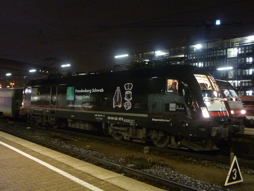 In der Nacht des 04.12.2009 konnte ich noch am Mnchner HBF die ES 64 U2-073 Fotografieren.

Sie trgt Werbung fr Freudenberg Schwab Vibration Control und am Hacken hatte Sie den CNL 1288.