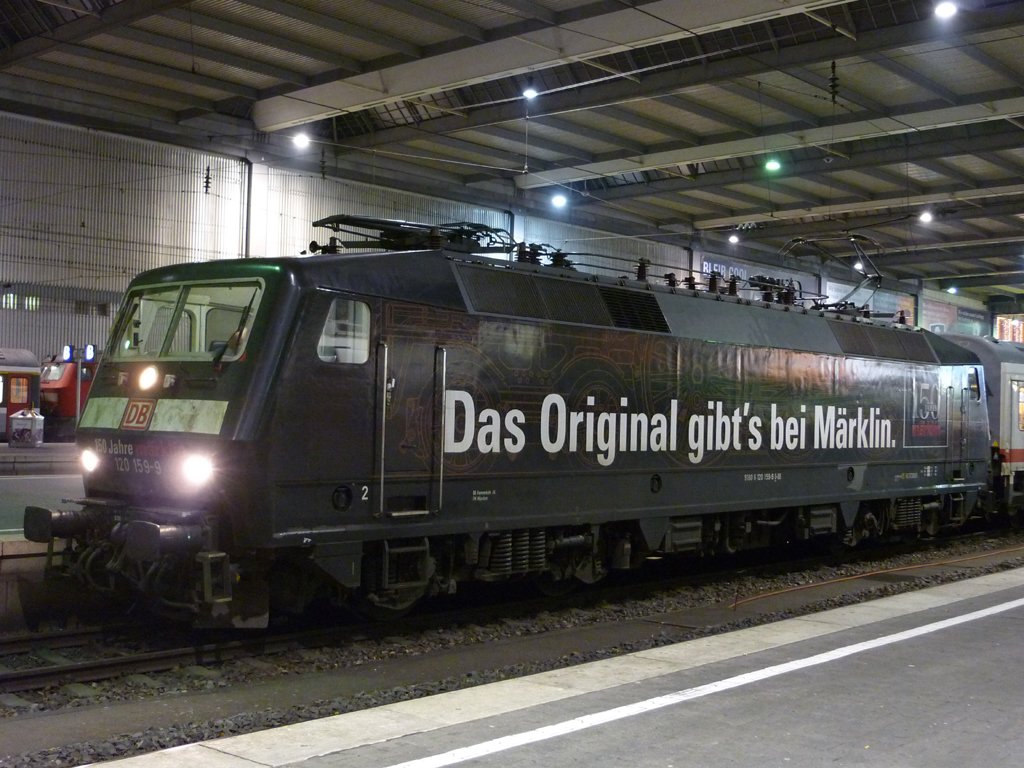 In der Nacht des 23.12.2009 konnte ich noch die M�rklin 120 159-9 am IC 60418 nach Stuttgart in M�nchen HBF Fotografieren.