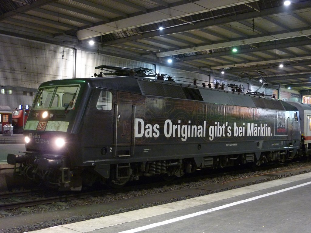 In der Nacht des 23.12.2009 konnte ich noch die Mrklin 120 159-9 am IC 60418 nach Stuttgart in Mnchen HBF Fotografieren.