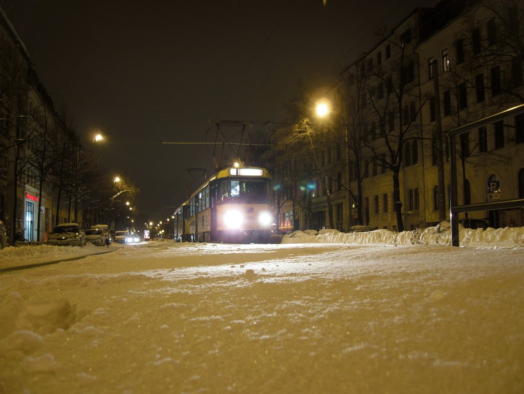 In der Nacht des 26.12.2010 war T4D 2183  damit beschftigt, auf den Gleisen hin und her zu fahren, damit die Schienen wenigstens langsam wieder freigerumt werden knnen.
Hhe Hst.Kurt-Eisner-/ Karl-Liebknecht Str