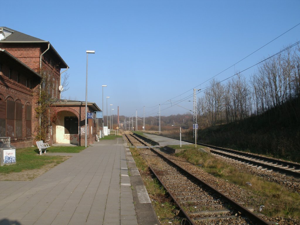 In den nchsten Wochen wird der Bahnhof Sagard seine Bezeichnung  Bahnhof  verlieren,denn Sagard wird zu einem Haltepunkt herunter gestuft.Das ehmalige Kreuzungsgleis wird ausgebaut und nur das Hauptgleis soll bleiben.Bereits abgebaut ist die Fahrleitung ber den ehmaligen Kreuzungsgleis,die Ladegleise,die Anschlugleise zum Kreidewerk Quatzendorf,auch die seit Jahren ungltigen Lichtsignale sind abgebaut.Meine Aufnahme stammt vom 12.November 2011.