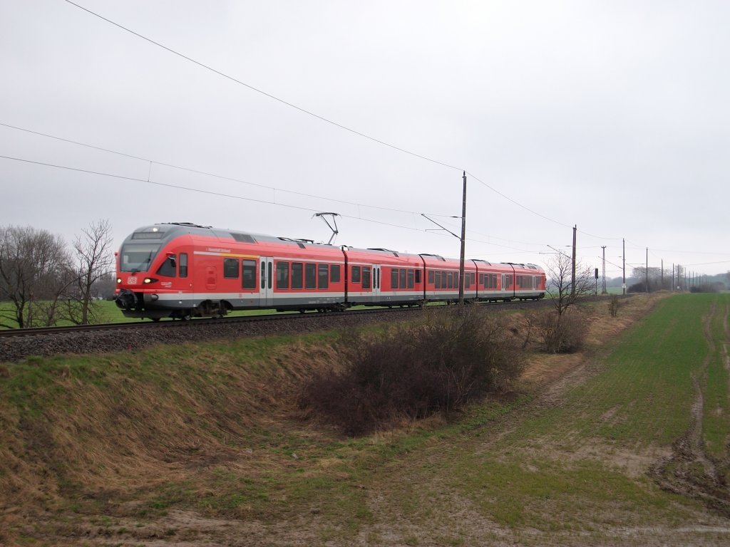 In der Nhe vom Abzw Borchtitz war am 11.April 2010 der Flirt 429 028 als RE Sassnitz-Rostock unterwegs.