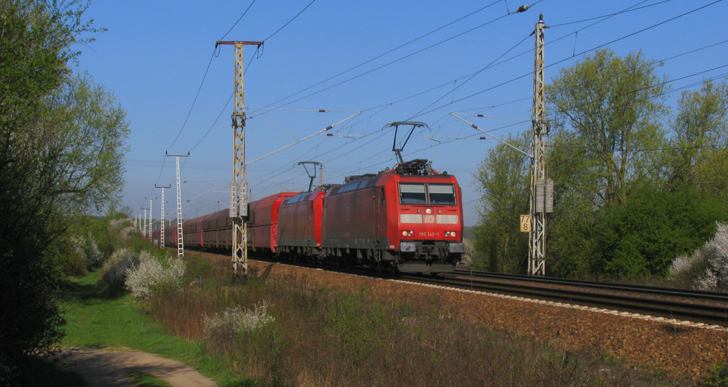 In der Nhe der ehemaligen Blockstelle Nuhnen konnten spter 185 143-5 + 185 005-6 mit Erz (Hamburg - Ziltendorf) fotografiert werden. 20.04.2011