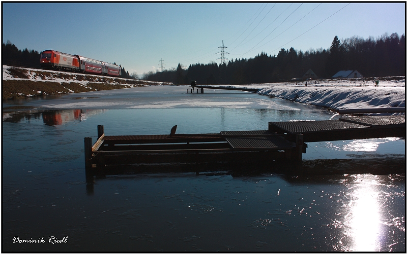 In der Nhe von Hohlbach gibt es einige Fischteiche an denen die RTS 2016 906 mit dem R4370 von Wies Eibiswald nach Graz vorbeifhrt. 27.12.2010

