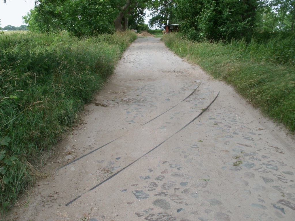 In der Nhe von Saalkow(zwischen Altefhr und Gustow) liegt dieses ehmalige Gleisrest,vermutlich ist es der Rest einer Feldbahn die bis an die ehmalige Schmalspurbahn Altefhr-Putbus fhrte.Aufgenommen am 14.Juli 2013.