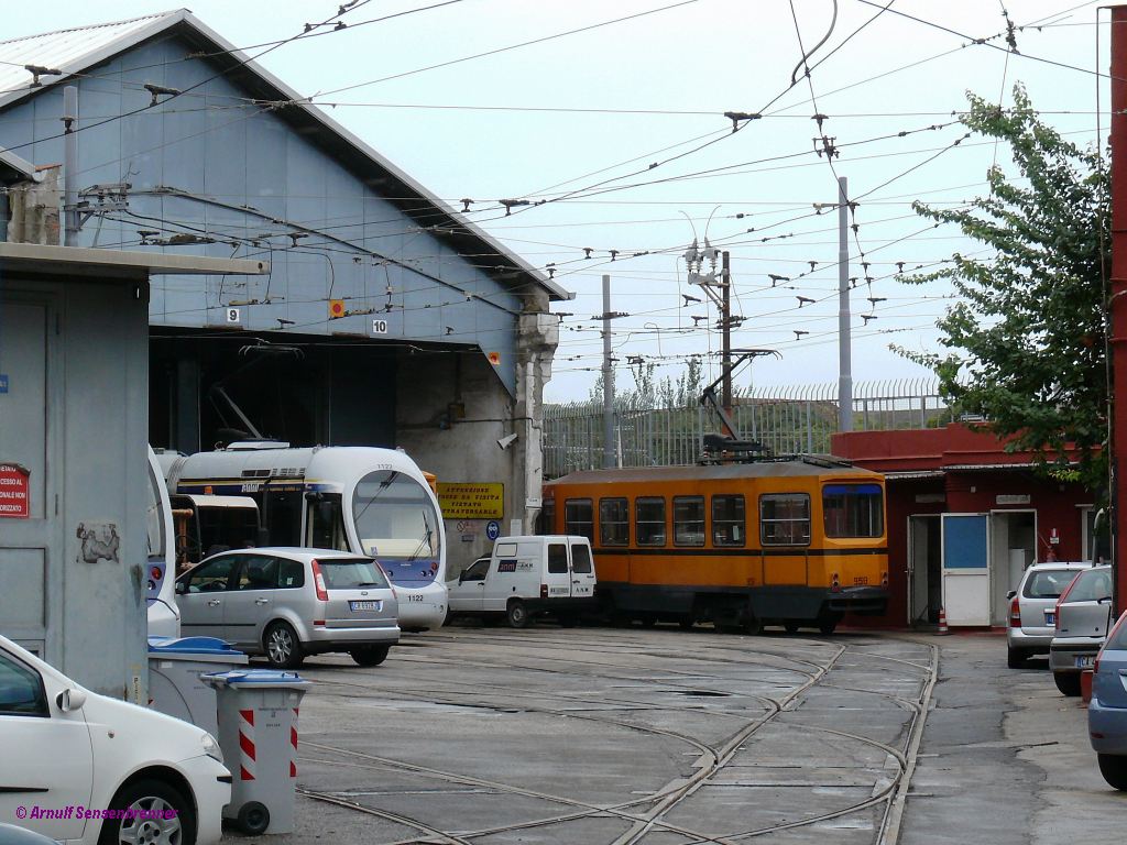 In Napoli-San Giovanni a Teduccio befindet sich das Tramdepot der ANM (Azienda Napoletana Mobilit).
Hier zu sehen die Straenbahnen 1122 (Ansaldo-Breda Sirio) und 958 (Typ-Peter-Witt, Baujahr 1934 mit modernisiertem Aufbau).
2010-09-09