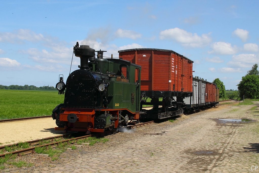 In Naundorf wartet I K No.54 mit dem Gterzug die berholung durch den planmigen Personenzug ab. (4.6.2010)