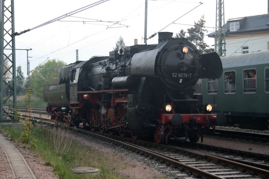 In Neumark(Vogtl.) wurde im Betriebshof der Vogtlandbahn Wasser genommen.Hier rangiert 52 8079 aufs Anschlussgleis.01.05.2010.