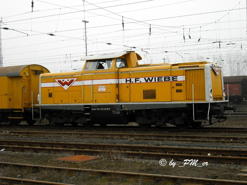 In Neustrelitz kam am 07.02.2009 Wiebe Lok 3 (211 192-9)am Bahnsteig vorbei