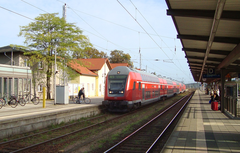 In Neustrelitz zweigt die verbliebene Stichstrecke nach Mirow von der Hauptstrecke Berlin - Rostock ab. Auf Gleis 1 hlt ein Doppelstockzug als RE nach Wittenberg ber Berlin, die ODEG-Zge halten rechts vom Bildrand auf Gleis 3. (23.9.11)

