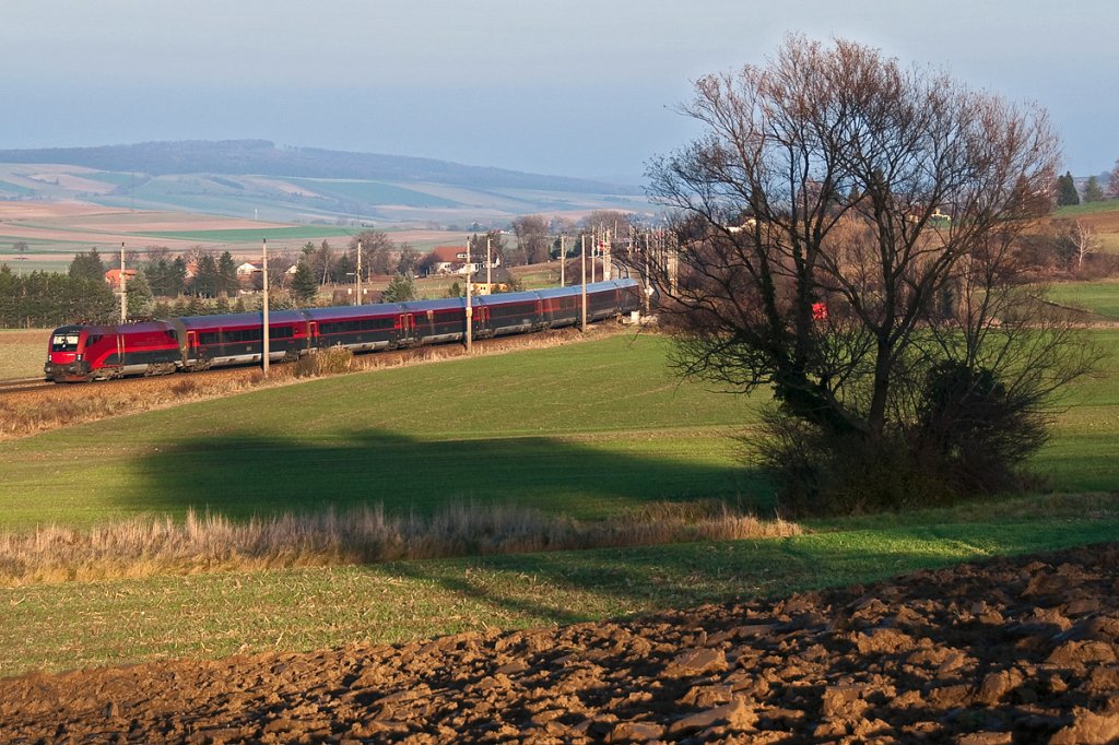 In der Novembersonne fhrt der railjet 65 (Mnchen - Budapest) Richtung Wien Westbahnhof. Die Aufnahme entstand am 25.11.2012 bei Neulengbach.