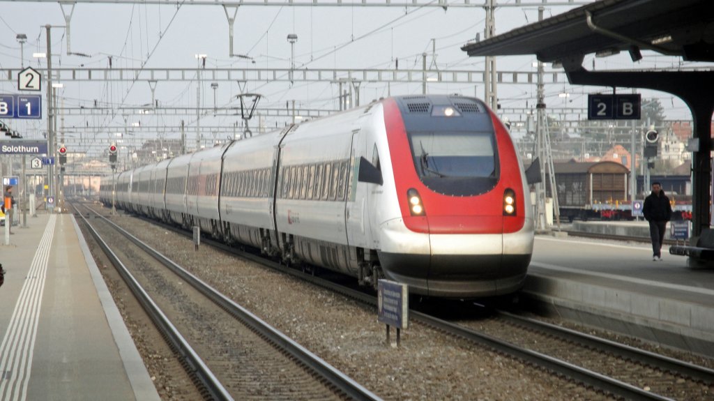 In nur 3 Jahren werden die ICN alt aussehen. Dann, wenn die ersten Doppelstockz�ge von Bombardier eintreffen, welche 30 Km/h schneller sein werden und mehr Pl�tze anbieten. Am 09.04.10 sind aber in Solothurn noch der RABDe 500 002-1  Annemarie Schwarzenbach  und 013-8  Denis de Rougement  der  Renner .