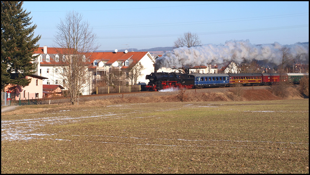 In der Ortslage Flha faucht 52 8079 am 26.02.2011 mit dem Sonderzug aus Berlin bergauf. Die Fahrgste freuen sich schon auf einen Wintertag im Erzgebirge.