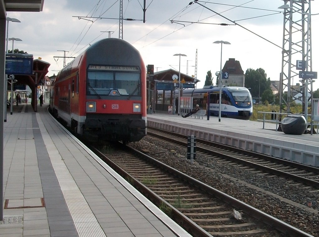 In Pasewalk traffen sich am 04.September 2010 OLA-Triebwagen 0007 Ueckermnde Stadthafen-Btzow und der RE Elsterwerda-Stralsund.
