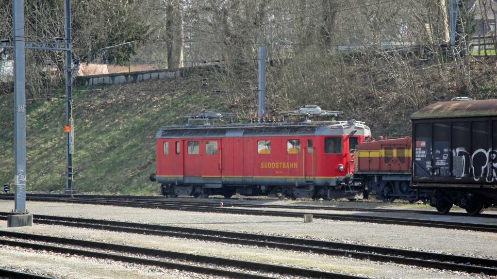 In Payerne steht am 07.04.10 der De 4/4 21 der SOB abgestellt. Die Puffer sind mit einer Post-Ee 3/3 in Berhrung.