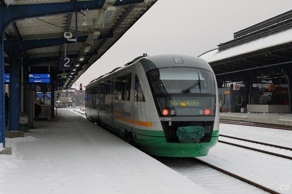 In perfekt zum Wetter passender Lackierung steht der VT 25 der Vogtlandbahn am 19.12.2009 in Gera. In wenigen Minuten fhrt er als VBG83159 nach Weischlitz.