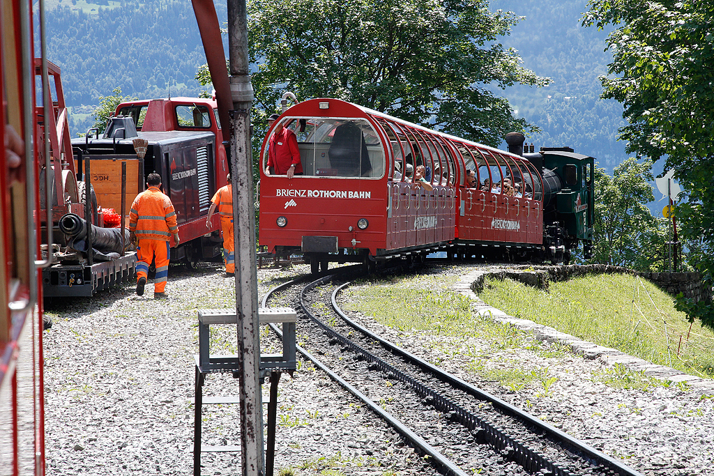 In Planalp kommt uns ein Dampfzug 3. Generation entgegen, der seine Passagiere aufs Rothorn bringen wird. Der Bauzug wird vor uns die Talfahrt antreten. 16. Juli 2012, 13:25