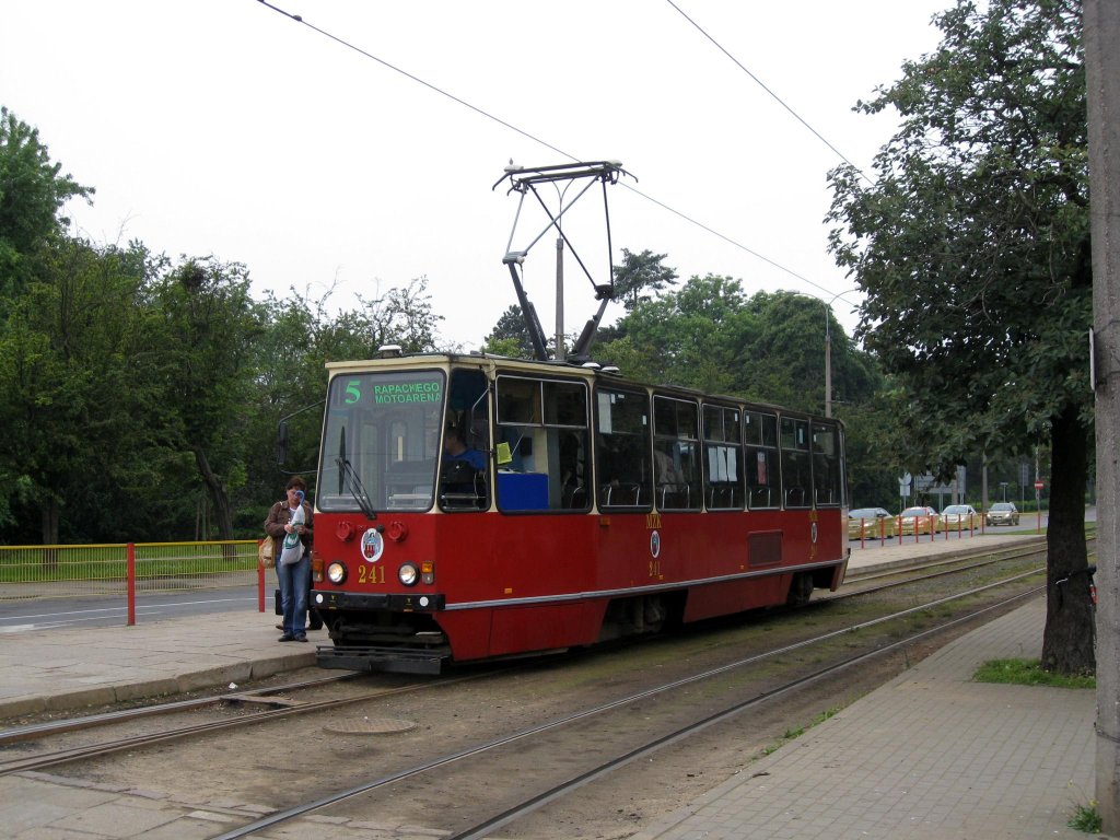 In der polnischen Stadt Torun beobachtete ich durchweg einzeln fahrende
Tram Bahnen wie hier auf der Linie 5 nahe der Altstadt den Wagen 241 am 
6.6.2013. Der Wagen hnelt stark den bekannten Tatra Typen ist aber eine
polnische Eigenproduktion Konstal 105.

