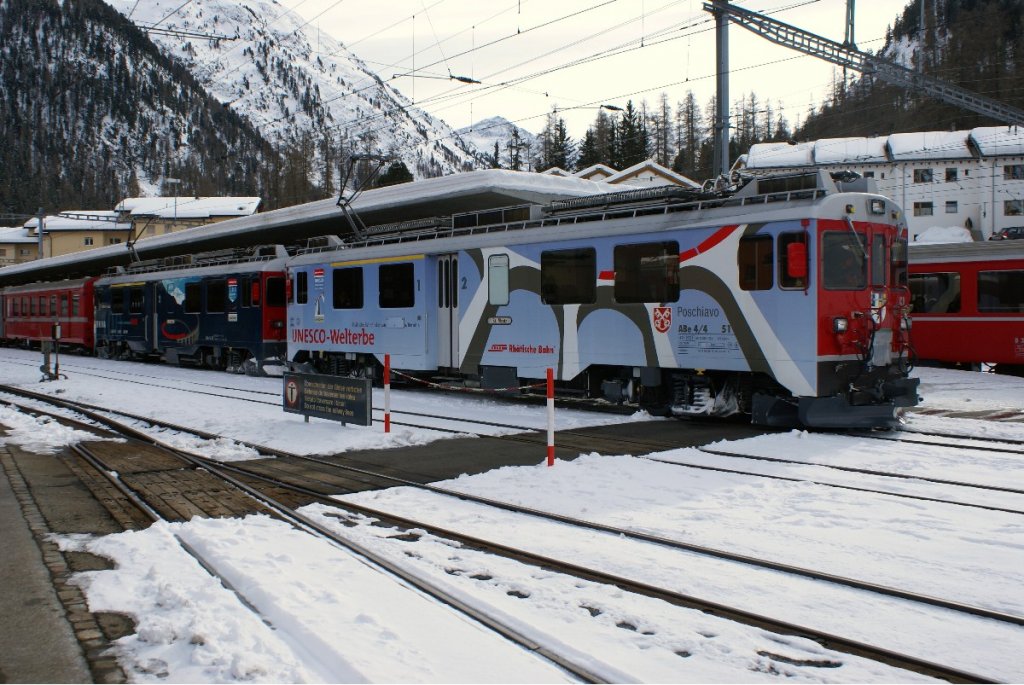 In Pontresina stehen am 27.2.10 die beiden Werbetriebwagen ABe 4/4 III 51 und ABe 4/4 III 52.
