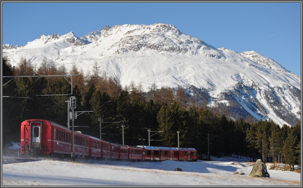 In Pontresina verschwindet R1644 im Stazerwald Richtung St.Moritz. (08.12.2011)