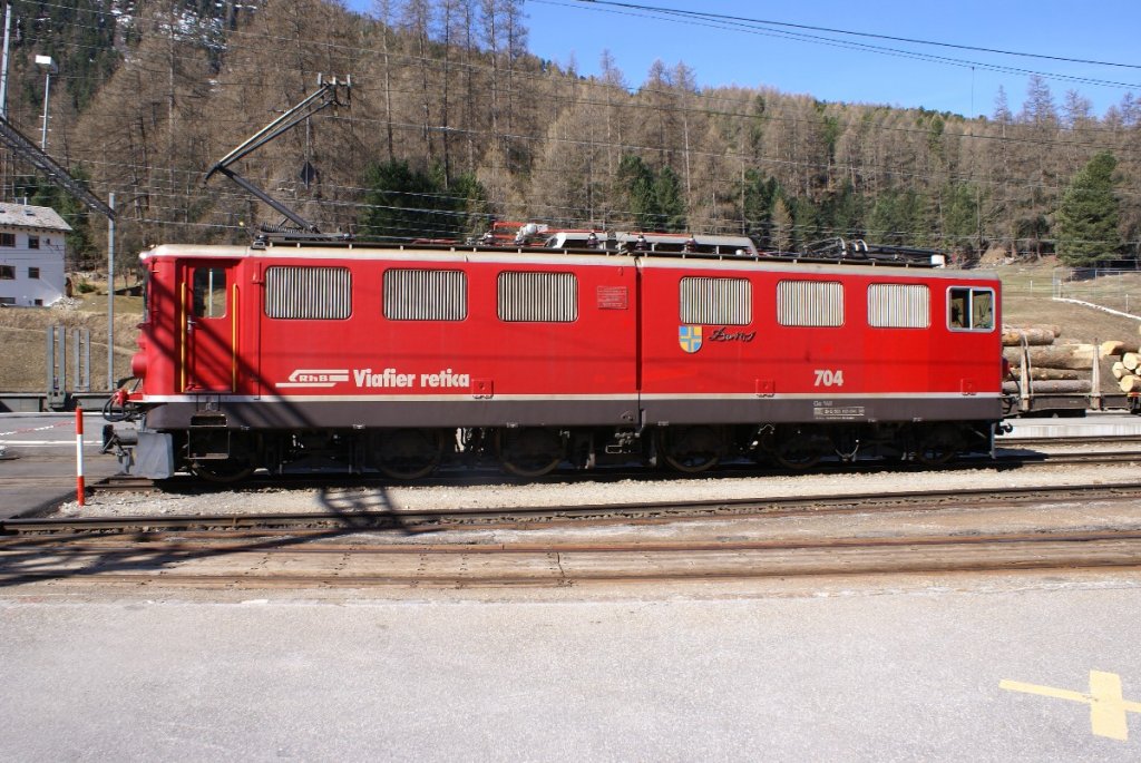In Pontresina wartet am 29.4.10 die Ge 6/6 II 704 auf Arbeit.
