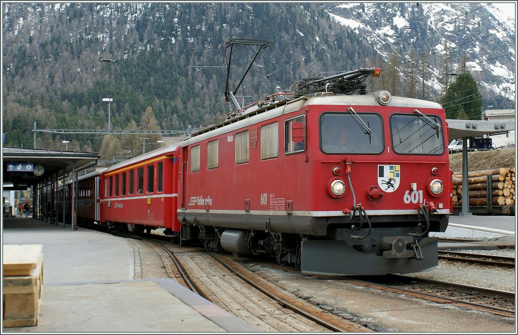 In Pontresina wartet am 9. Mai 2010 die RhB Ge 4/4 I 601 mit einem Regionalzug nach Scuol auf die Abfahrt.
