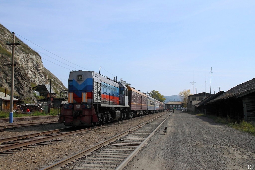 In Port Baikal steht TEM2-7386 mit dem Sonderzug  Zarengold  bereit. Port Baikal ist der jetztige Endpunkt alten Transsibirischen Eisenbahn entlang des Baikalsees. Nur noch ein Regelzug fhrt tglich auf dieser landschaftlich sehr schnen Strecke. (11.9.2011)