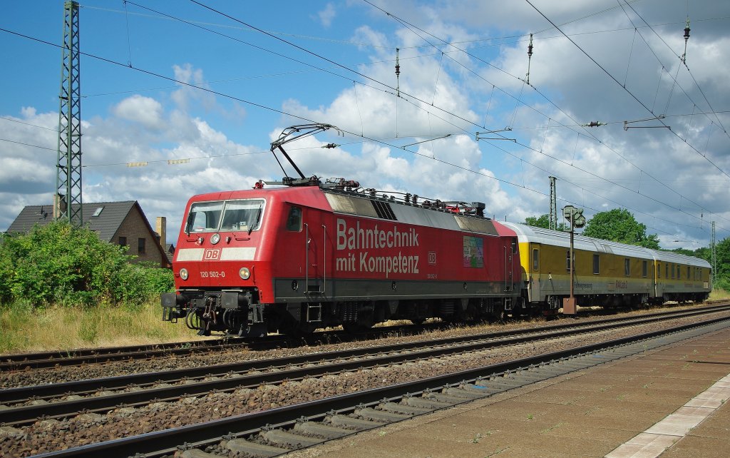 In Radbruch angekommen, lie das erste Highlight nicht lange auf sich warten! 120 502-0 legte auf ihrer Fahrt Richtung Sden einen Signalhalt ein. Aufgenommen am 06.07.2010.