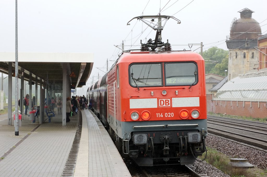 In Rathenow gab es wieder eine 114er zu sehen. Dieses mal war es die 114 020-1 und fhrt als (RE 38143) wieder zurck nach Knigs Wusterhausen. 31.05.2010