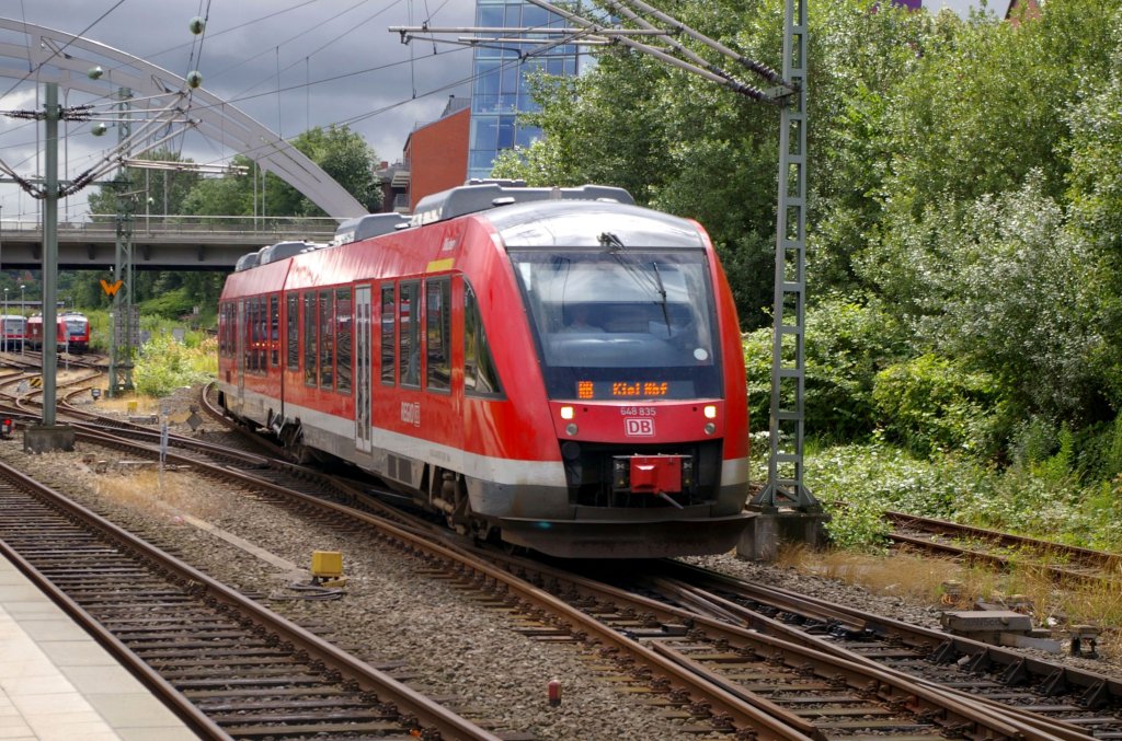 In einer Regenpause am 11.7.2012 erreicht 648 835 den Hauptbahnhof in Kiel.