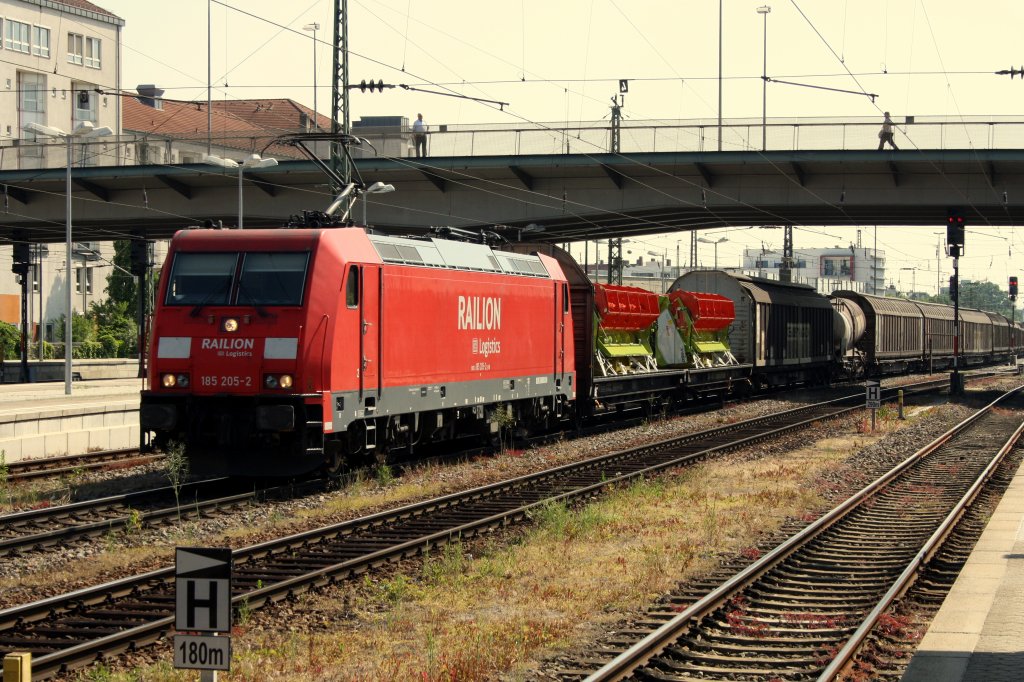 In Regensburg Hbf kam am 24.05.2011 die 185 205-5 mit ihrem gemischten GZ durch.