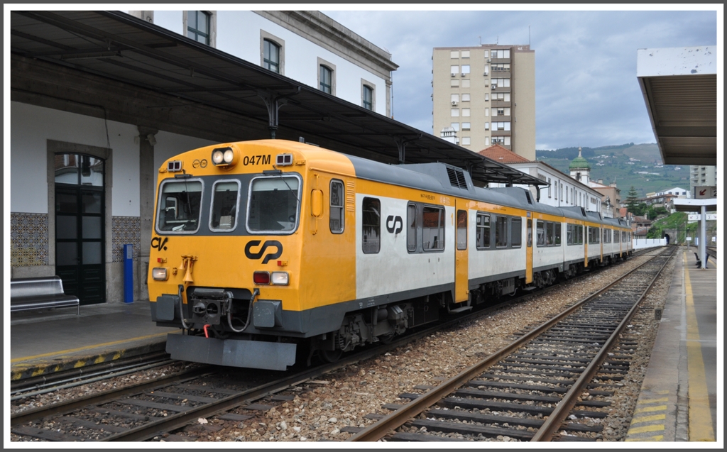 In Regua �ndert IR 863 nur die Zugnummer in IR 865 und f�hrt nach kurzem Aufenthalt weiter �ber Tua nach Po�inho. (17.05.2011)
