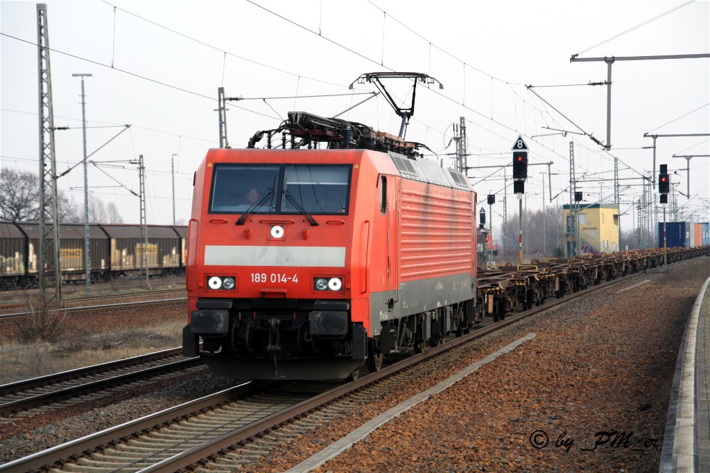 In Richtung Hamburg ist 189 014-4 am 15 Februar 2011 unterwegs. Hier in Nauen mit einem Containerzug