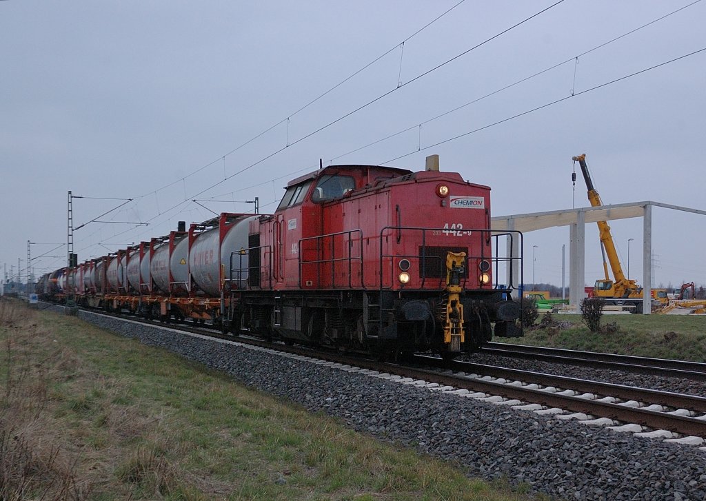 In Richtung Kln fahrend kommt die 203 442-9 mit Tankwagen bei Neuss-Allerheiligen vorber.5.3.2013 