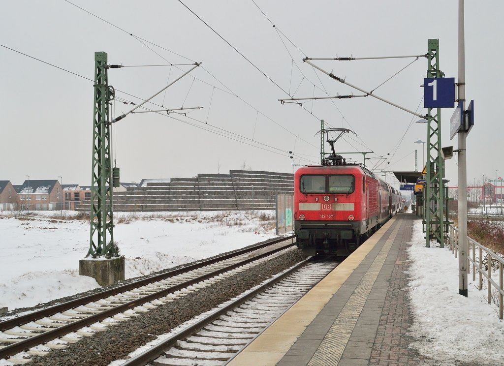 In Richtung Krefeld schiebend ist die 112 157 ebenfals am Samstagnachmittag bei Allerheiligen unterwegs. 26.1.2013