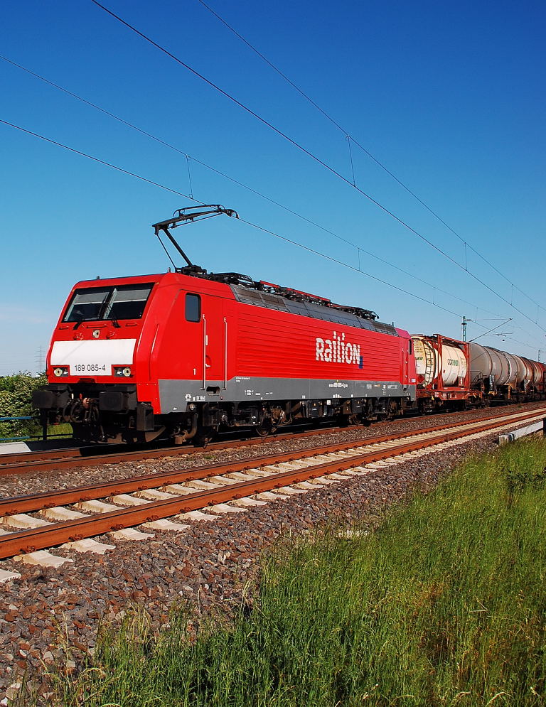 In Richtung Neuss fahrend quert die 189 085-4 Brcke ber die K33 bei Allerheiligen. 26.5.2012