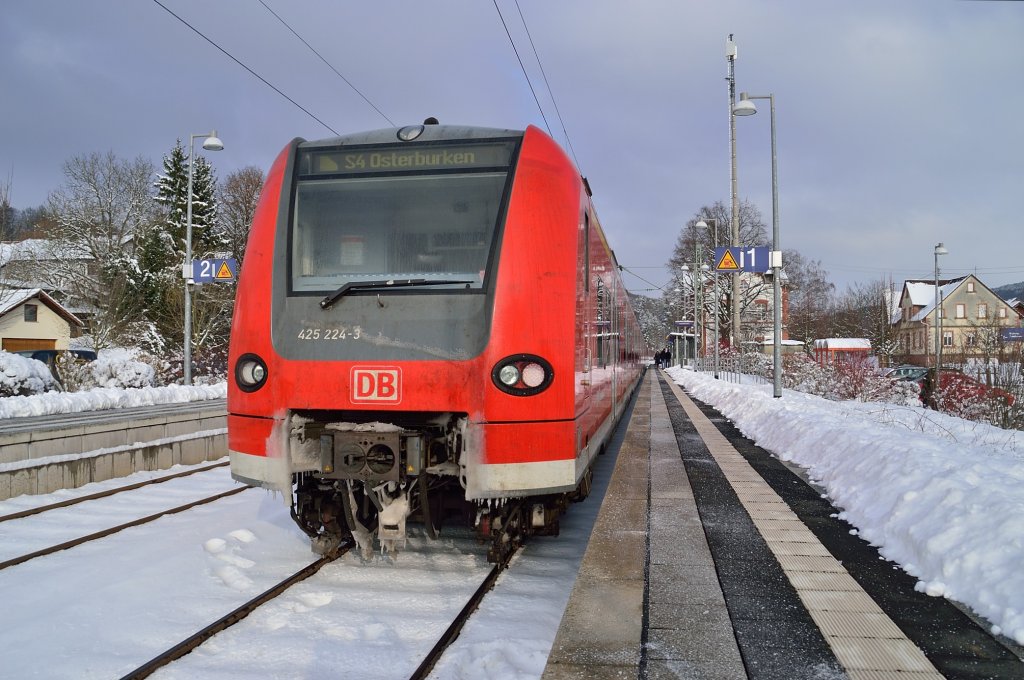 In Richtung Osterburken ist dieser als S4 Halbzug mit der Nummer 425 224-3 gekennzeichnet. Er steht hier in Dallau an Gleis 1 mit dem 425 735-8 gekuppelt am Freitag den 18.1.2013
