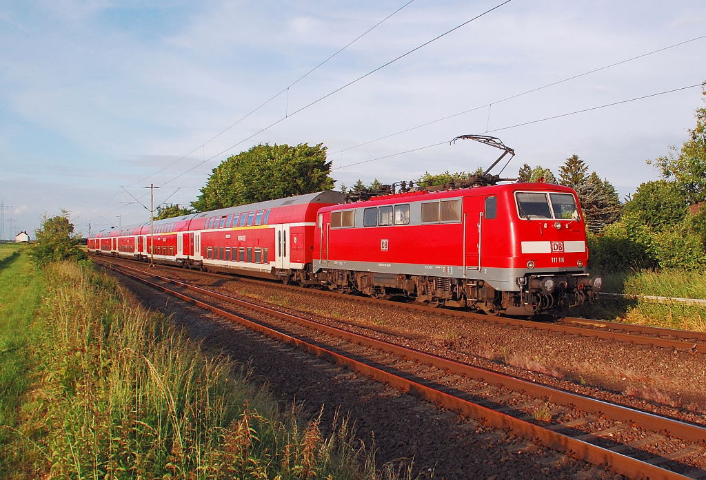 In Richtung Wickrath schiebt die 111 116 den RE4 durch Herrath am 6.6.2012