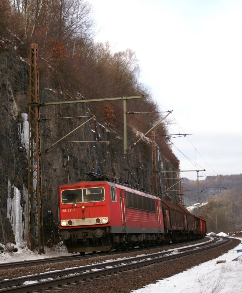 In Richtung Wuppertal fahrend hat 155 221-5, mit einem nicht sehr langen gemischten Gterzug, gerade Ennepetal passiert. 14.01.2010