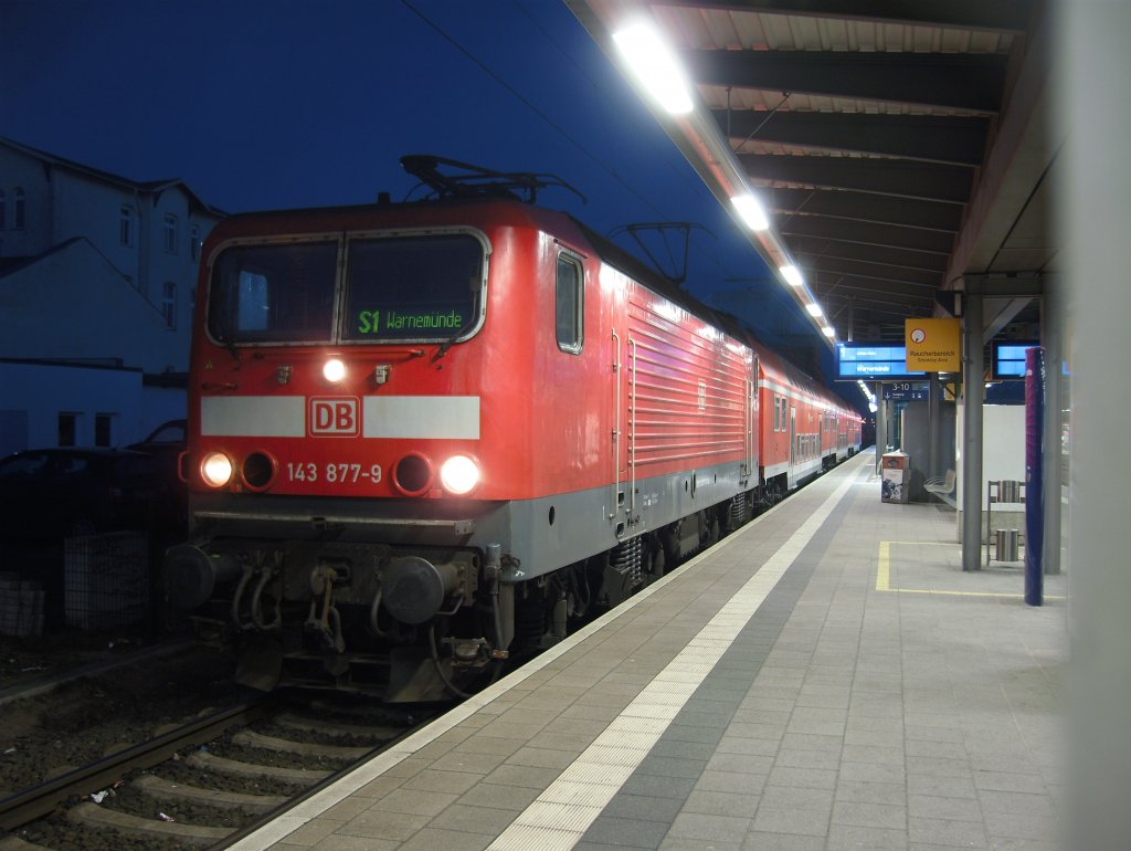 In Rostock war am 24.Februar 2011 die Cottbuser 143 877 auf der S-Bahn S1 Warnemnde-Rostock unterwegs. Hier im Hauptbahnhof Rostock