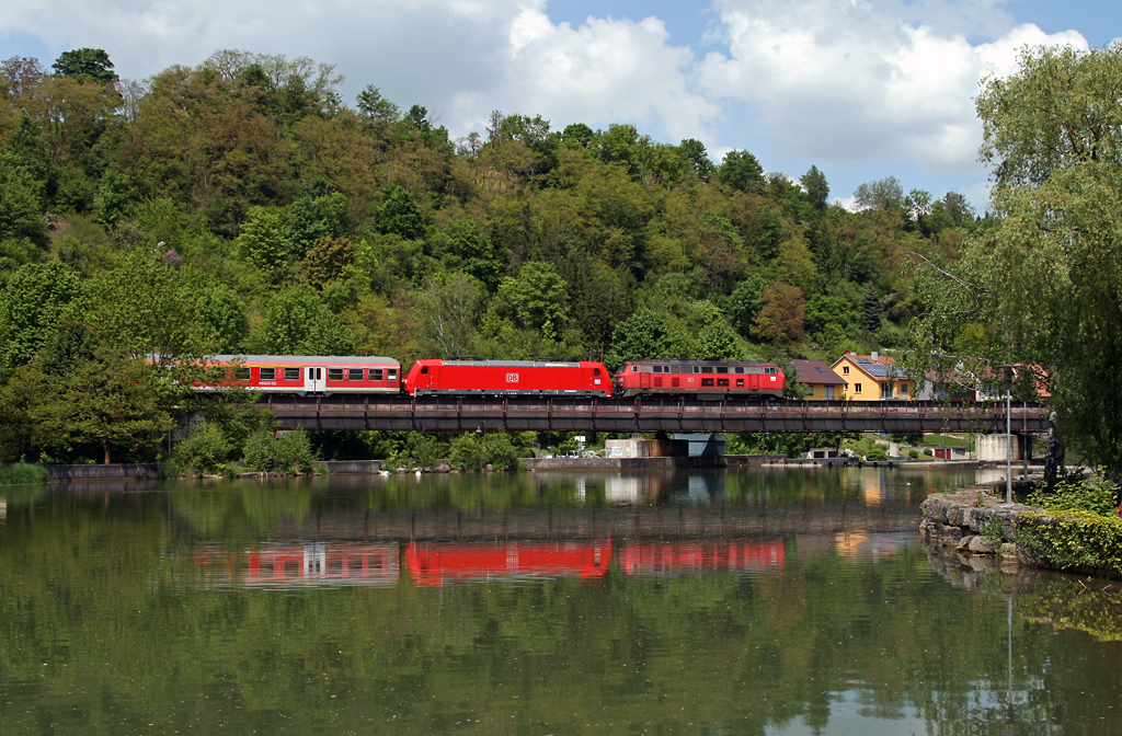 In Rottenburg (Neckar) berquert die Ulmer 218 456 mit einer leider unbekannten Stuttgarter 146 und dem RE 19612 von Singen (Hohentwiel) nach Stuttgart am Haken am 23. Mai 2010 den Neckar.
