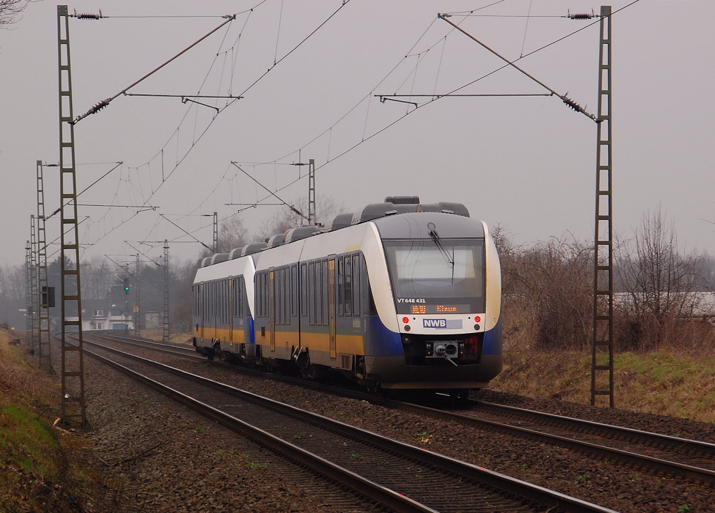 In der Rckansicht ist eine RE 10 nach Kleve von hinten zu sehen, gerade ist sie noch ber den Bahnbergang Broicherseite Tilmeshof vorbergfahren am 10.3.2012